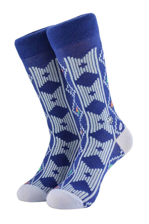 Our Awura socks takes inspiration from Ivory Coast's most notable tribe, the Baule tribe. They belong to the Akan group mainly associated with Ghana. In A.D. 1750 Queen Awura Pokou, along with her loyalists, migrated here from Ghana due to disputes over chieftaincy succession.
With this design, we also wanted to highlight a little-known fact about the country - the cocoa plant is Ivory Coast's national resource and they produce and export more cocoa than anywhere else in the world.
