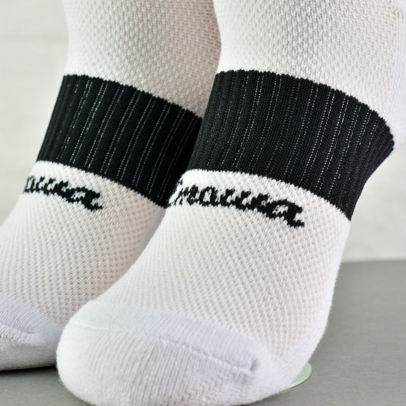 Emowa performance socks are designed to unleash your athletic side. With compression-like fitting and a seamless toe design, our moisture-wicking socks are ideal for whatever active lifestyle you’re into.