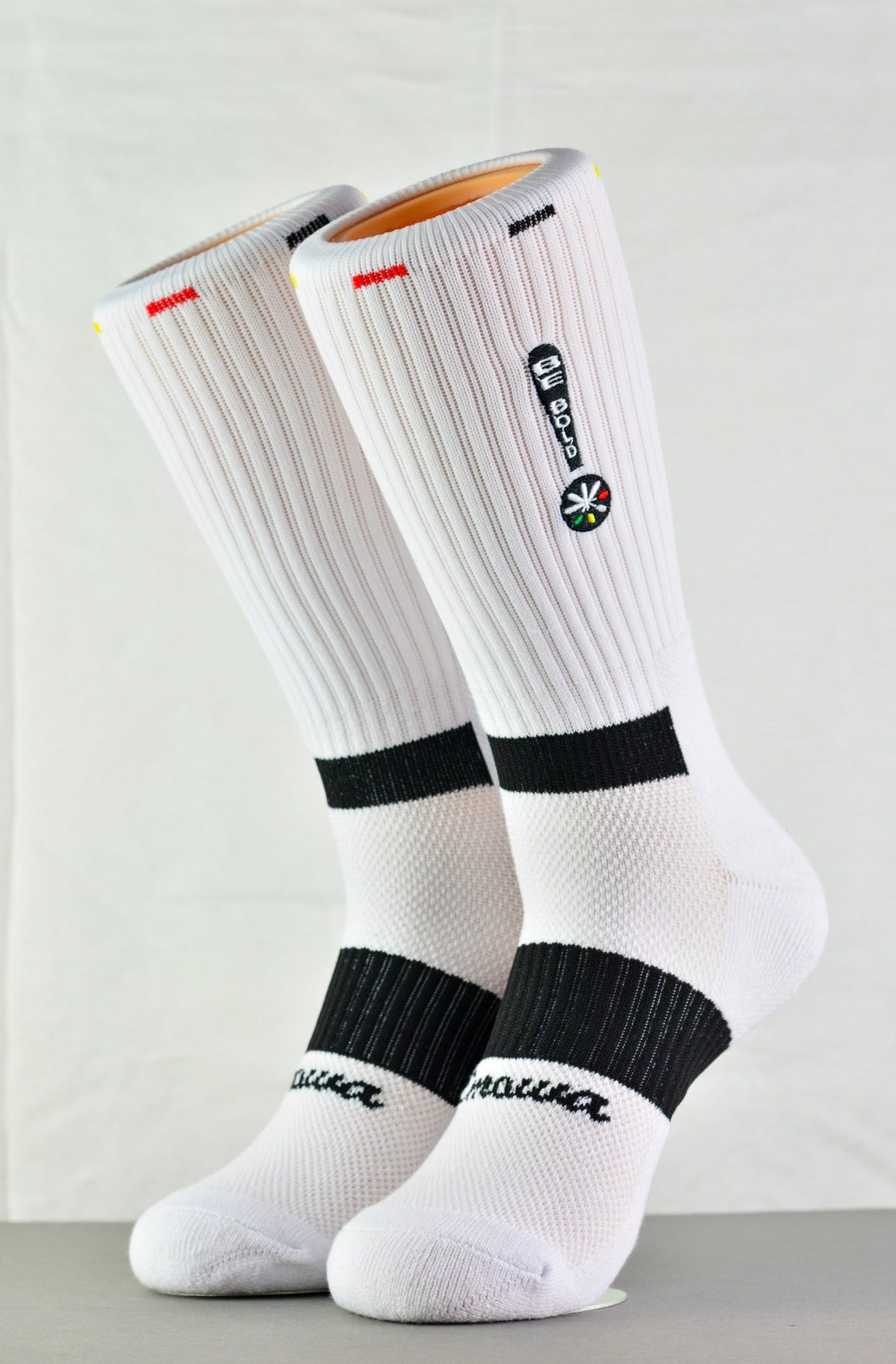 Emowa performance socks are designed to unleash your athletic side. With compression-like fitting and a seamless toe design, our moisture-wicking socks are ideal for whatever active lifestyle you’re into.